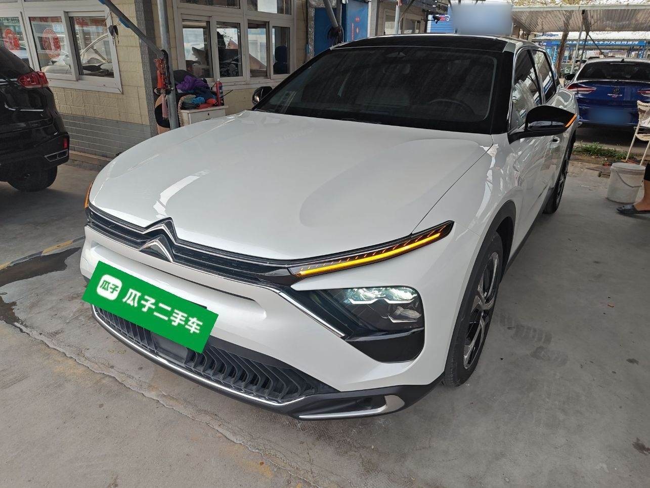 تحت مقدمة السيارة