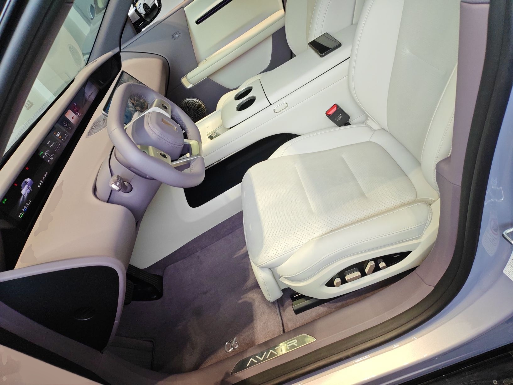 المقاعد الأمامية داخل السيارة