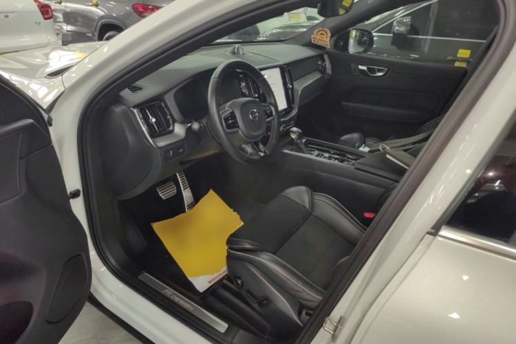 Used Volvo XC60 2019 T5 4x4 Smart & Dynamic Sport Edition China VI Standard