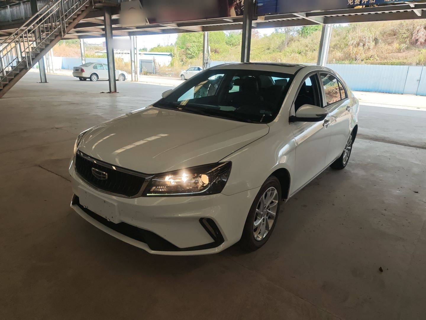 تحت مقدمة السيارة