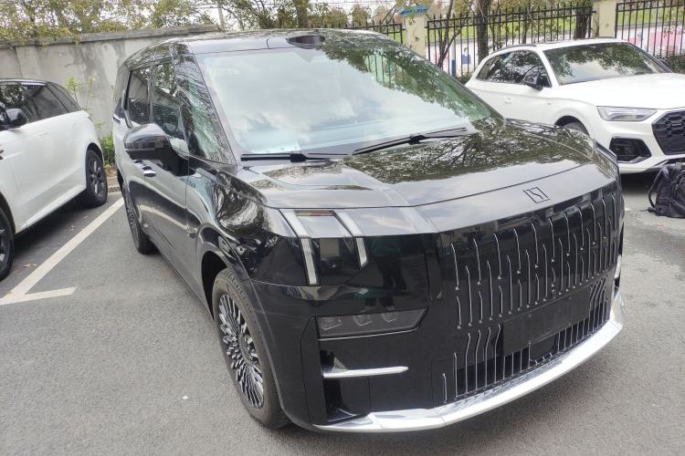 Used Zeekr 009 2024 Six-Seat Executive Version 4WD 108 kWh Front Right 45 Deg