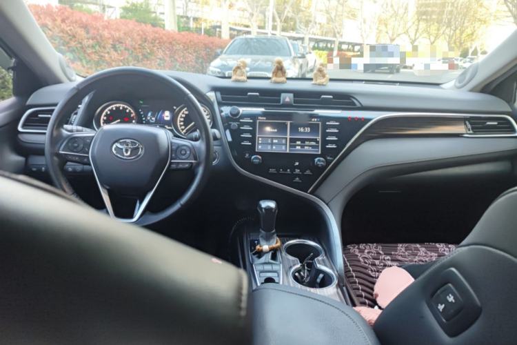 Used Toyota Camry 2018 2.5G Luxury Edition Center Console