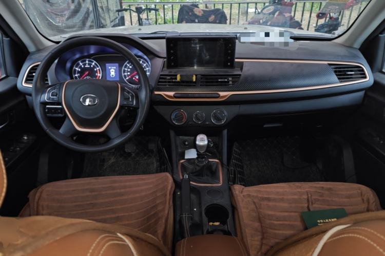 Used Great Wall Wingle 7 2021 2.0T Gasoline Two-Wheel Drive Elite Version with Large Double Cabin GW4C20B Center Console