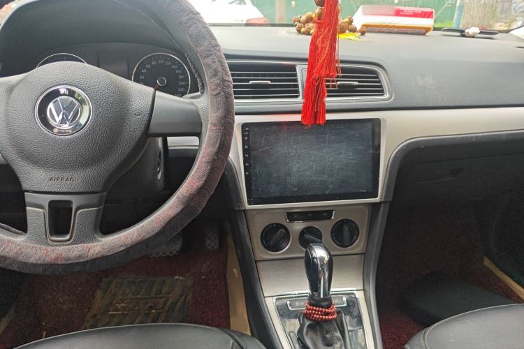 Used Volkswagen Lavida 2013 1.6L Automatic Comfort Edition Center Console