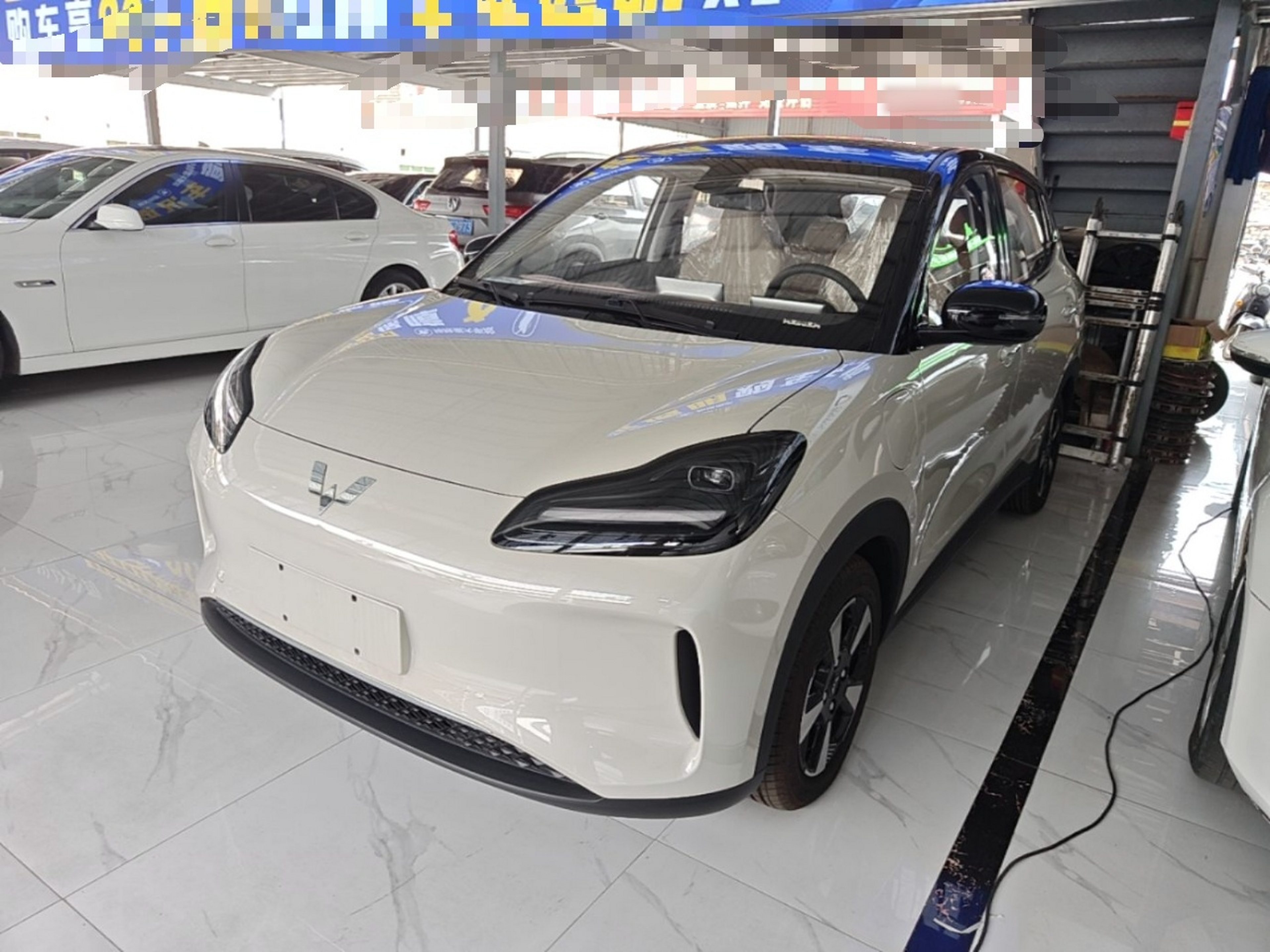 Под передней частью автомобиля