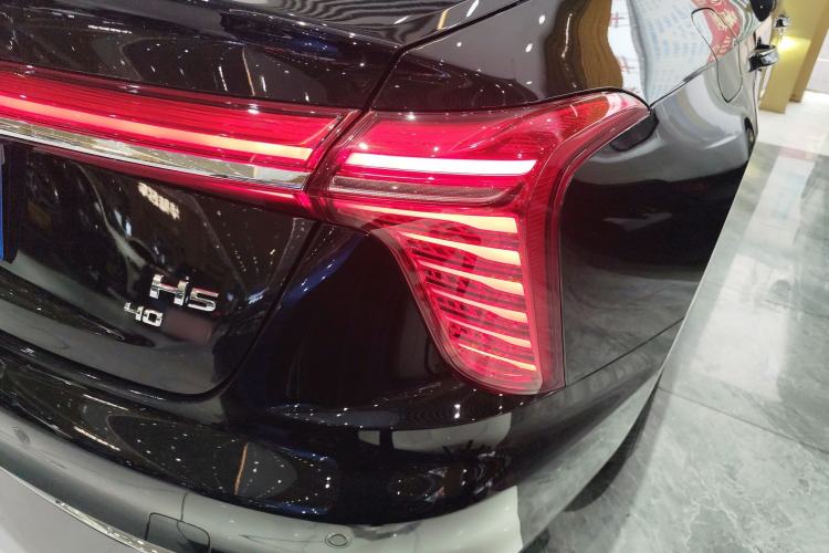 Used Hongqi H5 2025 2.0T Automatic Flag Edition – 500 000 Units Commemorative Version Right Rear Taillight