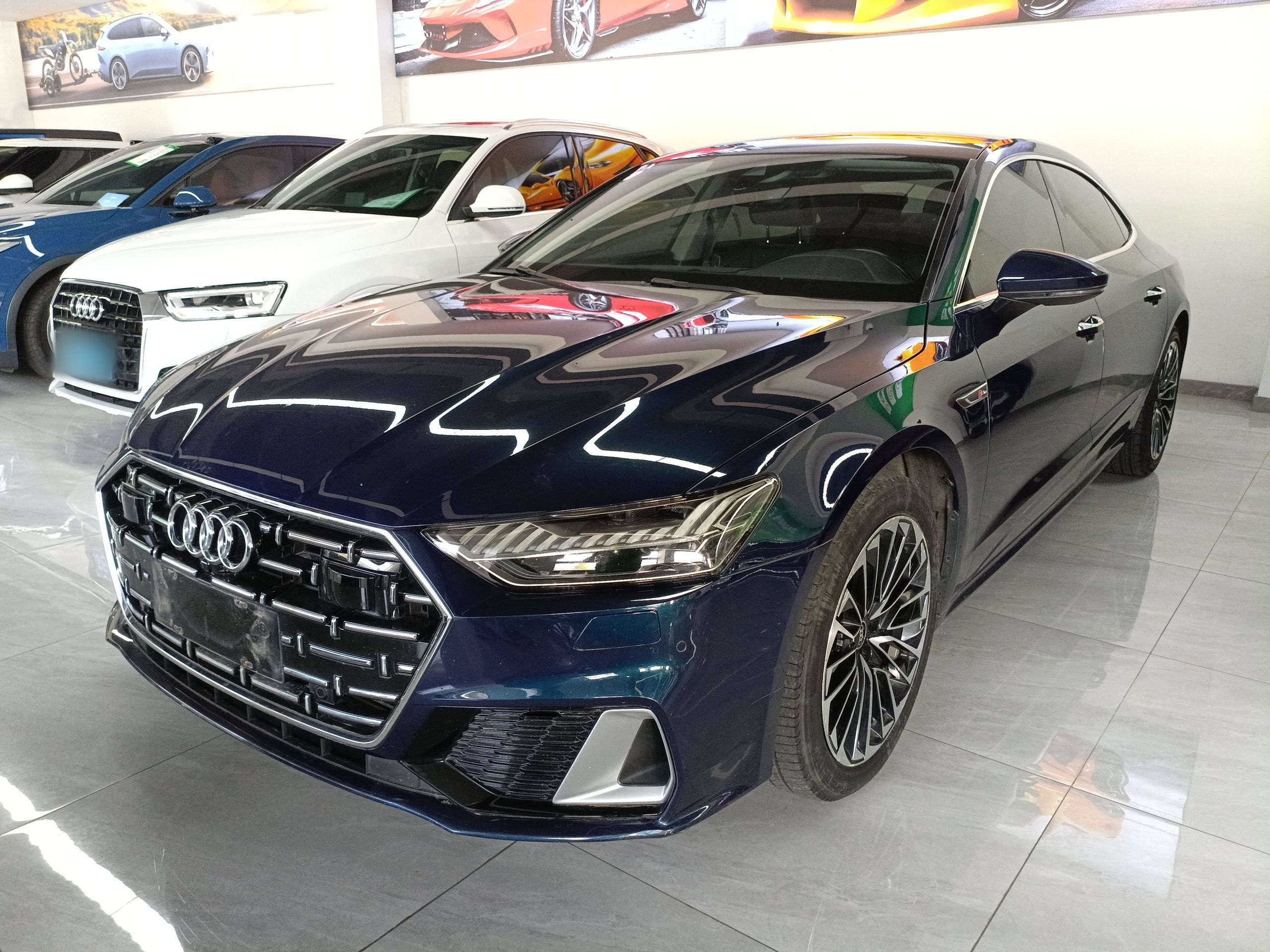 تحت مقدمة السيارة