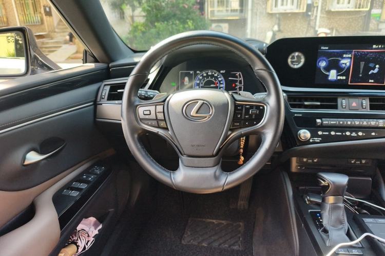 Used Lexus ES 2021 300h Deluxe Edition
