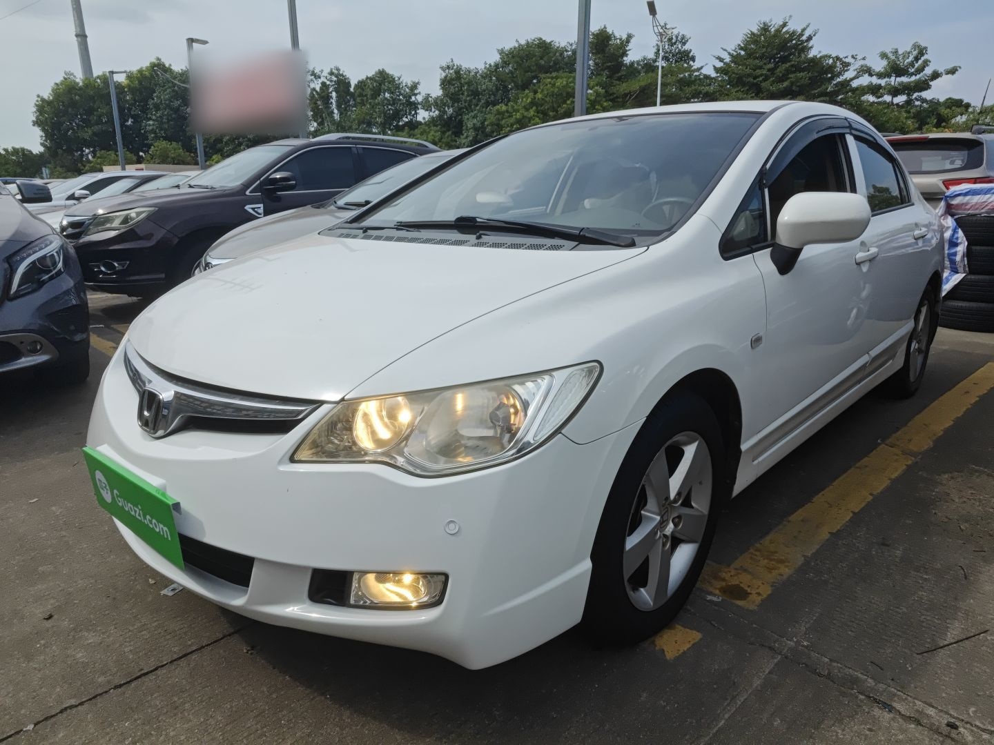 Под передней частью автомобиля