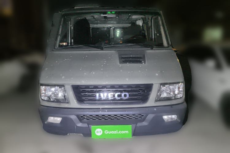 Used Iveco Daily 2020 2.5T A35 Passenger Van with Dual Tires Low Roof 5-9 Seats China V Emission Standard
