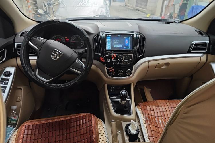 Used Baojun 730 2014 1.5L manual standard trim 7 seats