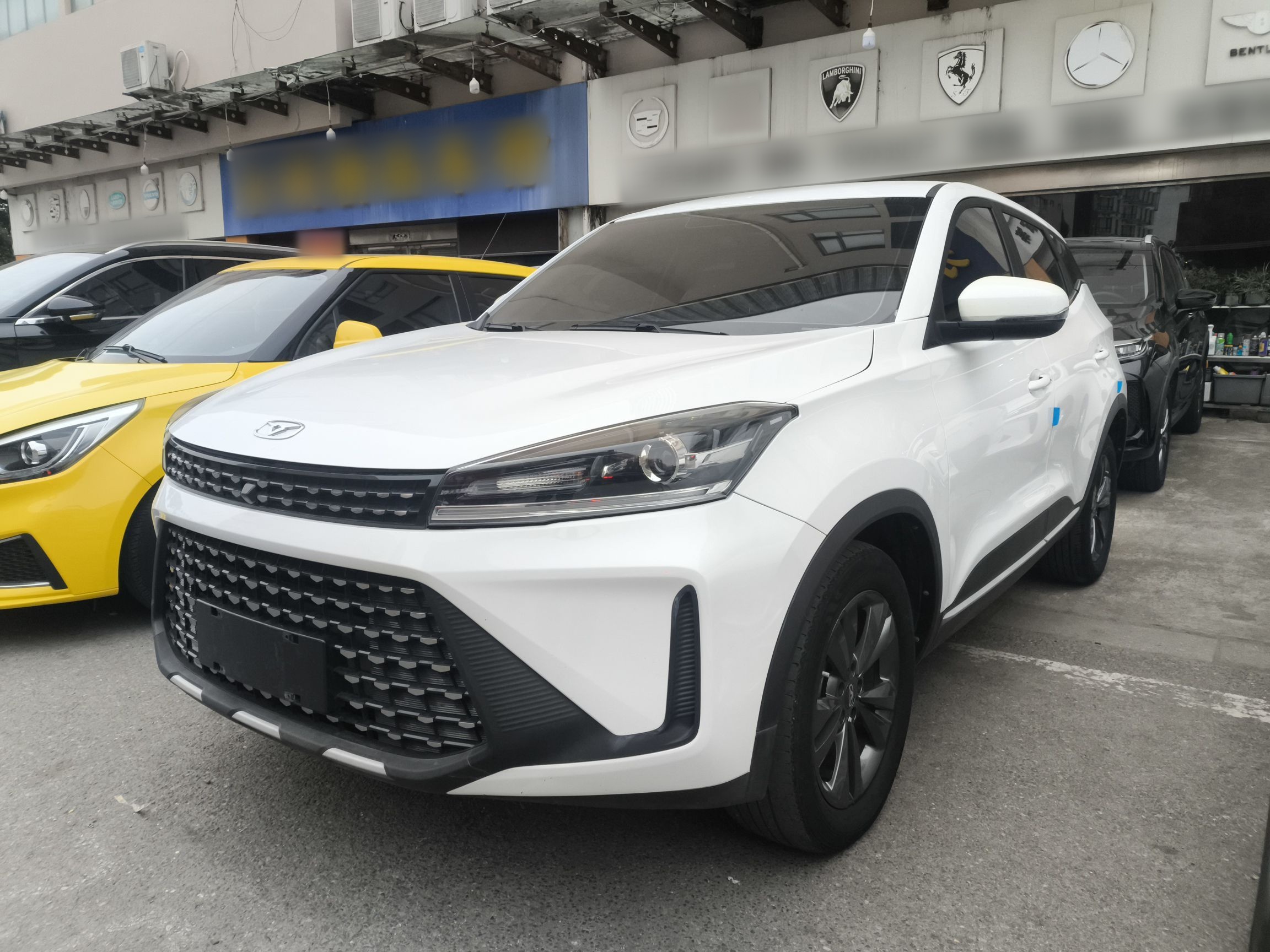 تحت مقدمة السيارة