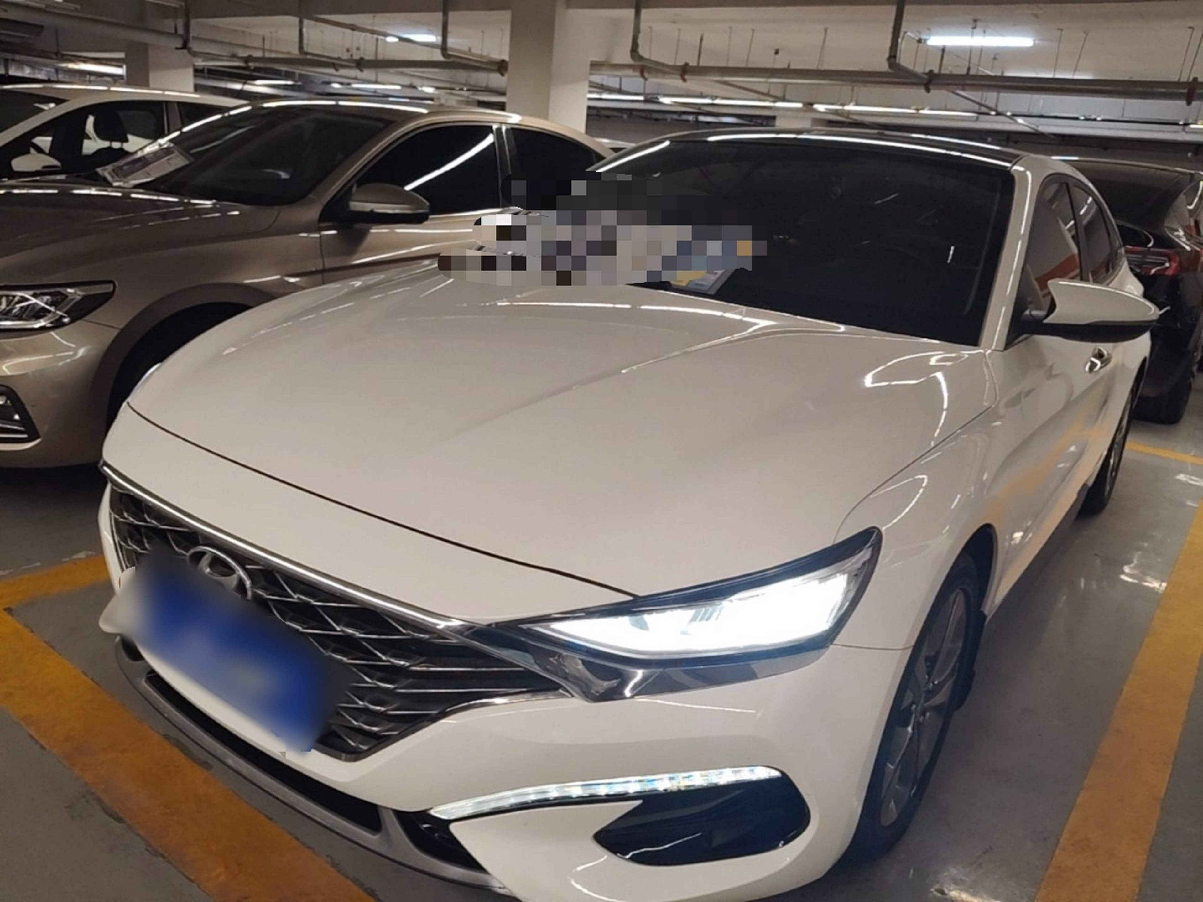 Под передней частью автомобиля