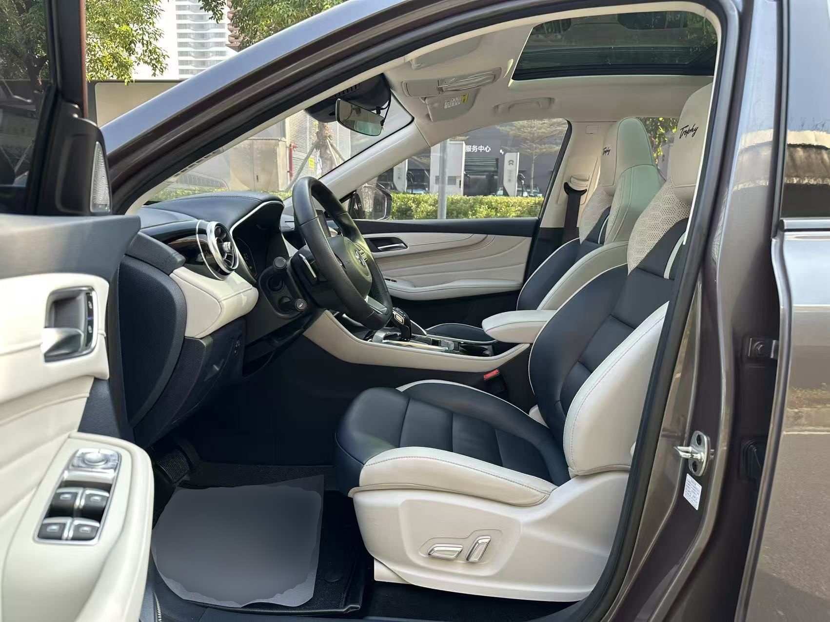 المقاعد الأمامية داخل السيارة