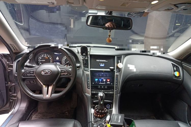 Used Infiniti Q50L 2018 2.0T Enjoyment Version China VI Standard Center Console