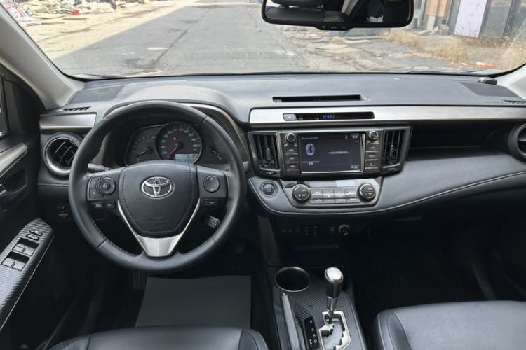 Used Toyota RAV4 2015 2.5L Automatic 4x4 Elite Edition Interior 1