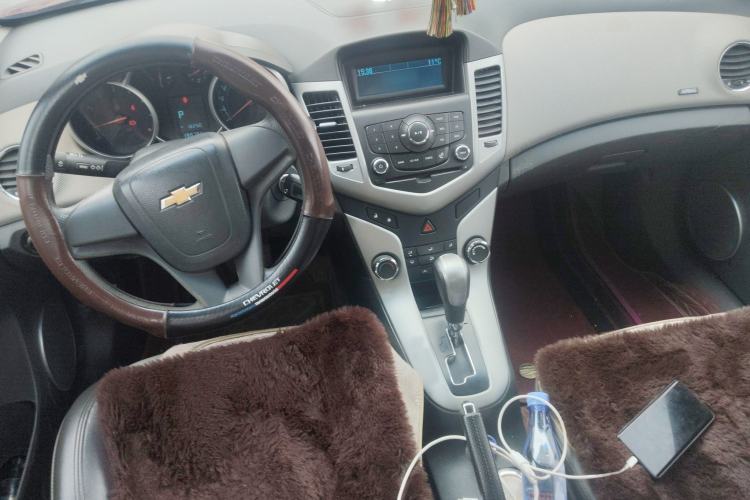 Used Chevrolet Cruze 2012 1.8L SE AT Center Console