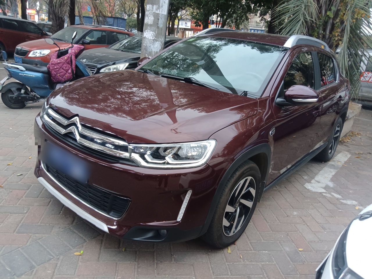 Под передней частью автомобиля