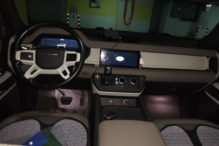 Used Land Rover Defender 2020 110 P400 SE Center Console