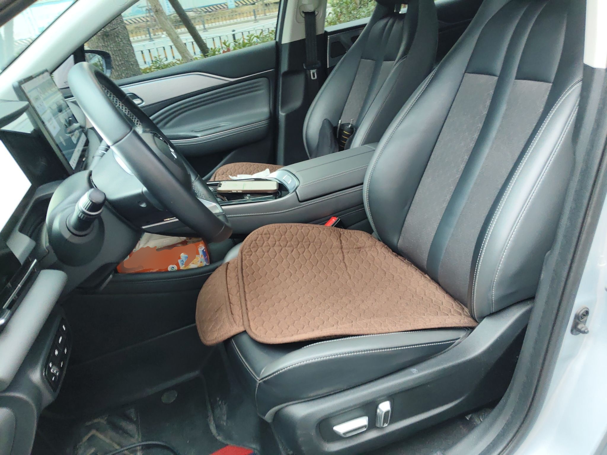 المقاعد الأمامية داخل السيارة