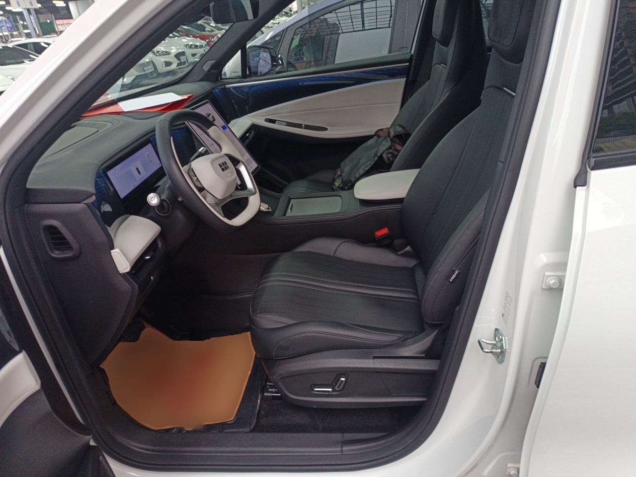 المقاعد الأمامية داخل السيارة