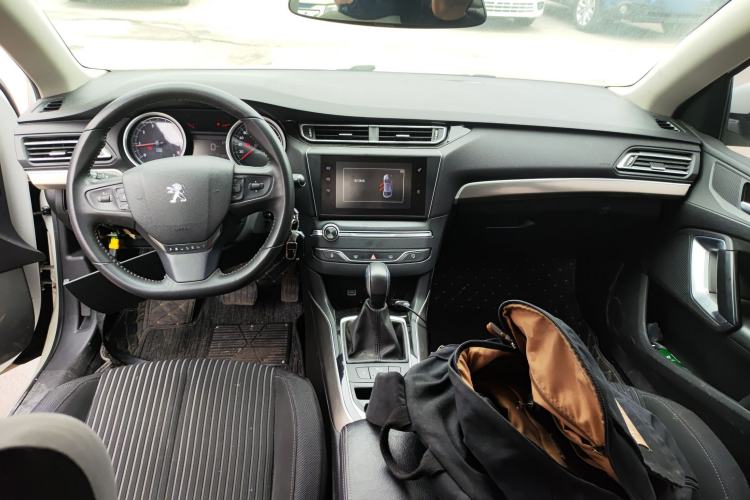 Used Peugeot 408 2014 1.8L Automatic Luxury Edition Center Console