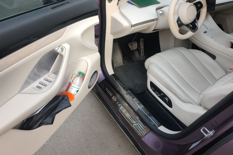 Used Hima Luxeed R7 2025 Range-Extended Version 251 km Max Interior 3