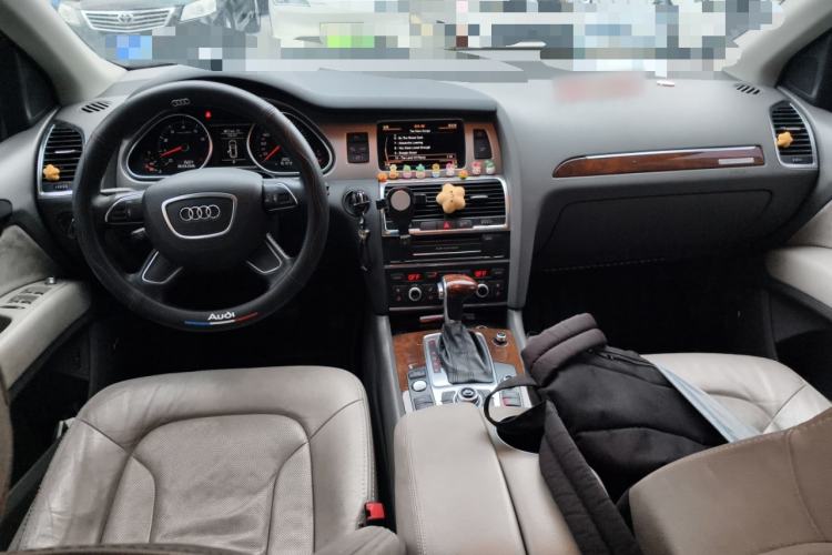 Used Audi Q7 2013 35 TFSI Comfort Model Center Console