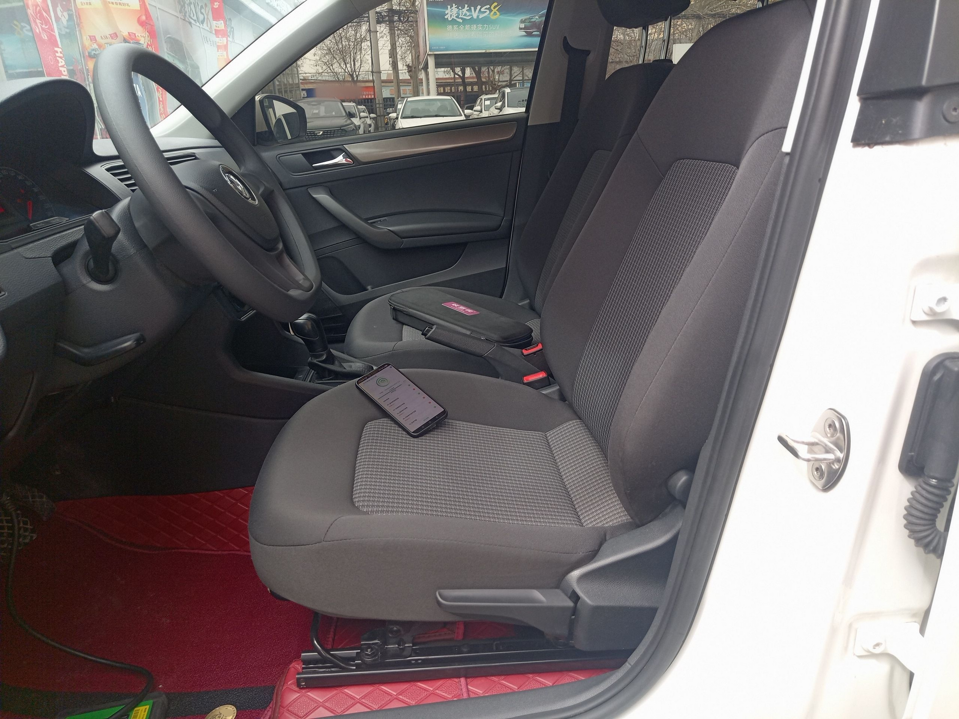 Переднее сиденье в автомобиле