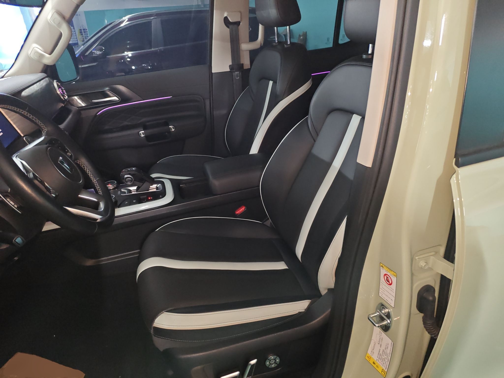 المقاعد الأمامية داخل السيارة