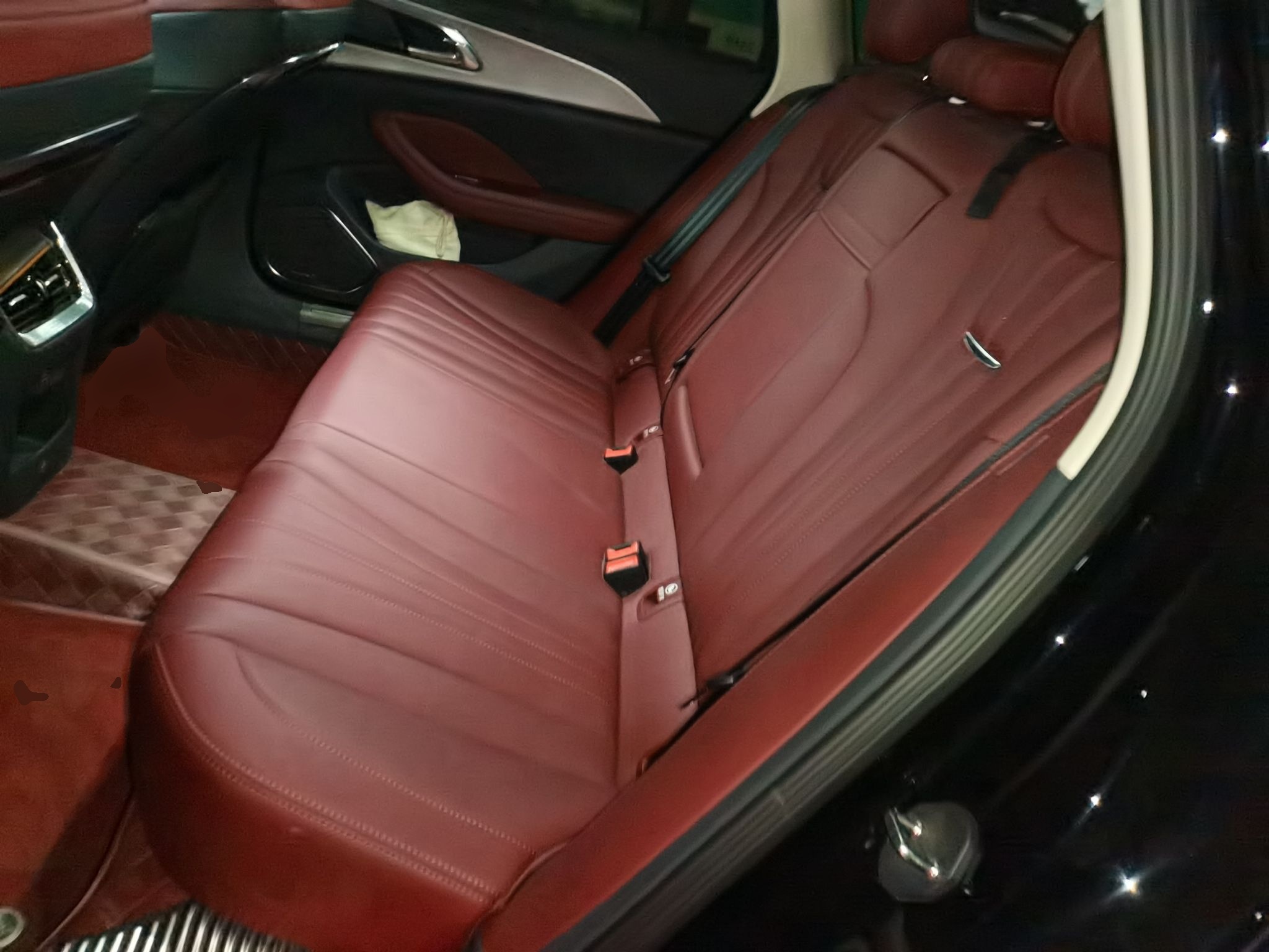 Hongqi H5 2024 2.0T Automatic Smart Connect Flagship Edition - Chinese Trim Xiang — снимка 17