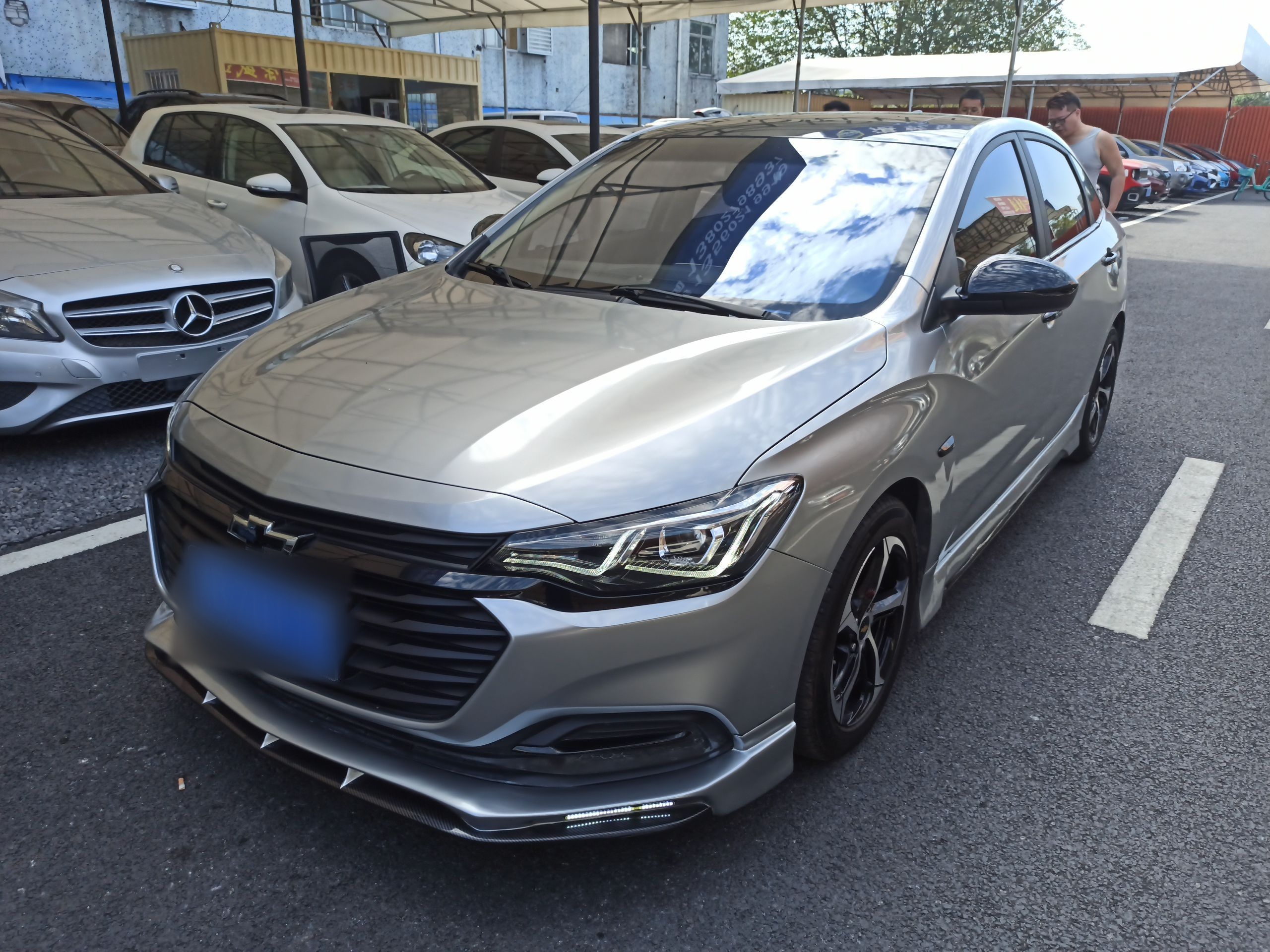 Под передней частью автомобиля