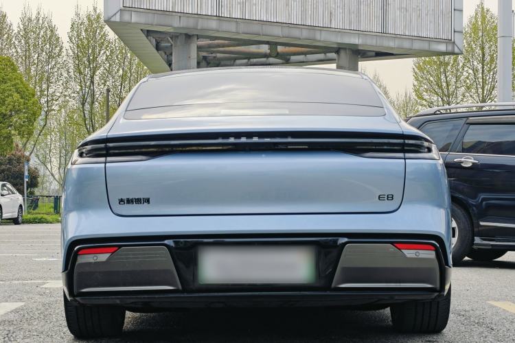 Used Geely Galaxy E8 2025 620 km All-Wheel Drive Starship LiDAR-Enabled Intelligent Driving Version
