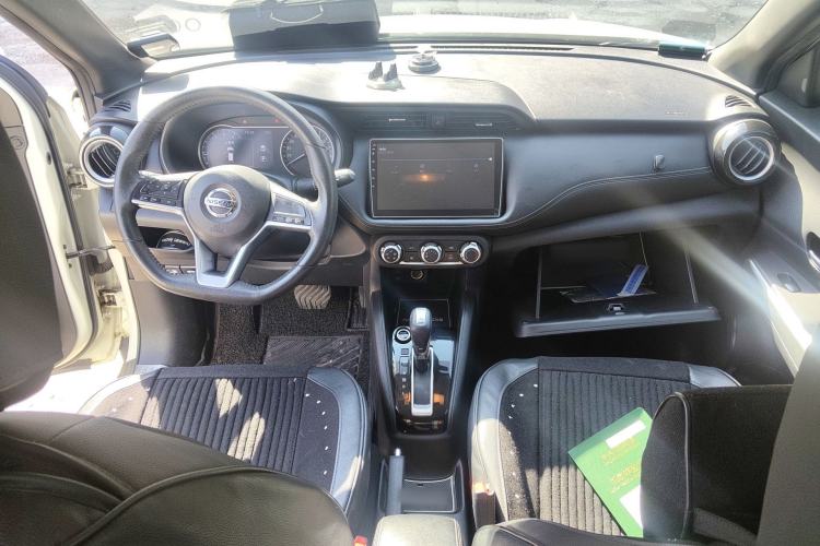 Used Nissan Kicks 2017 1.5L CVT Smart Edition Center Console