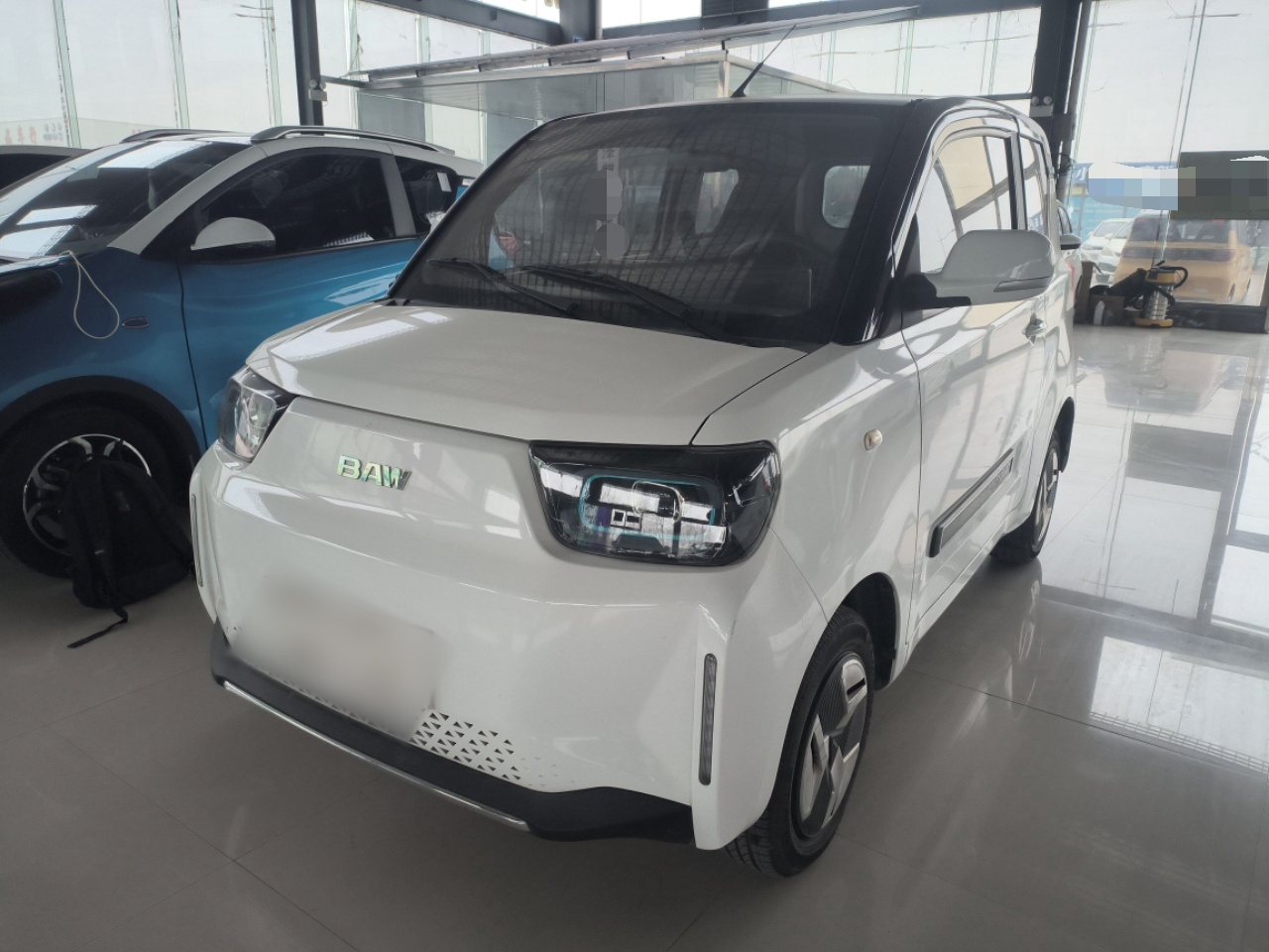 تحت مقدمة السيارة