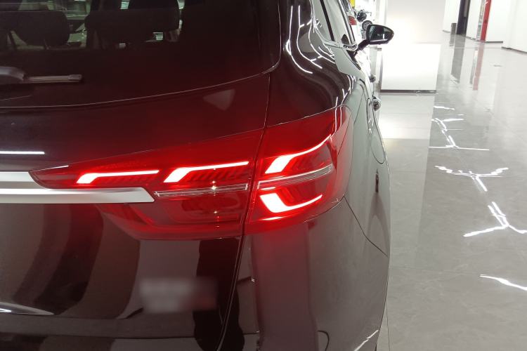 Used Hongqi HS5 2022 Facelifted Version 2.0T Smart Connect Flagship All-Wheel-Drive Edition Right Rear Taillight