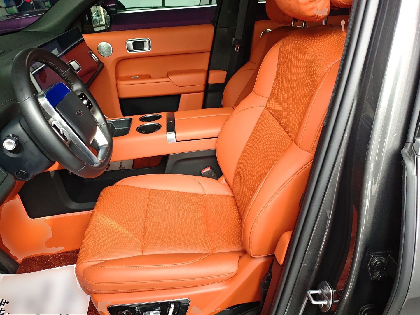 المقاعد الأمامية داخل السيارة