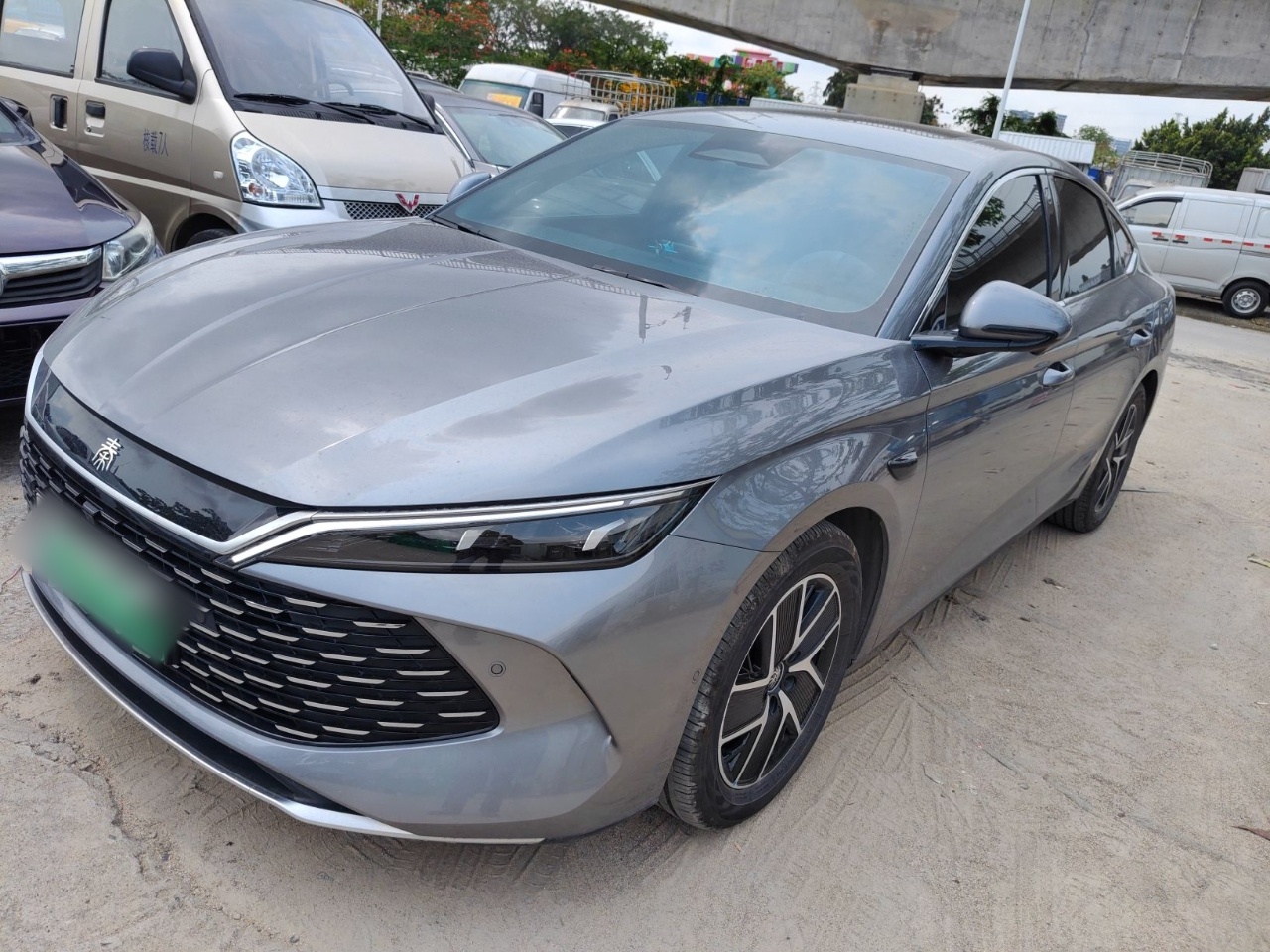 Под передней частью автомобиля