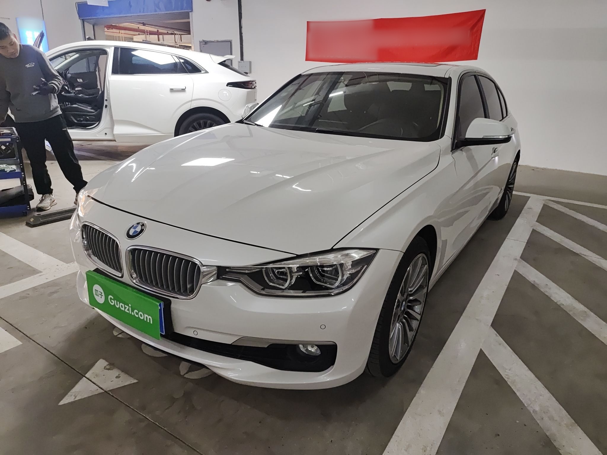 Под передней частью автомобиля