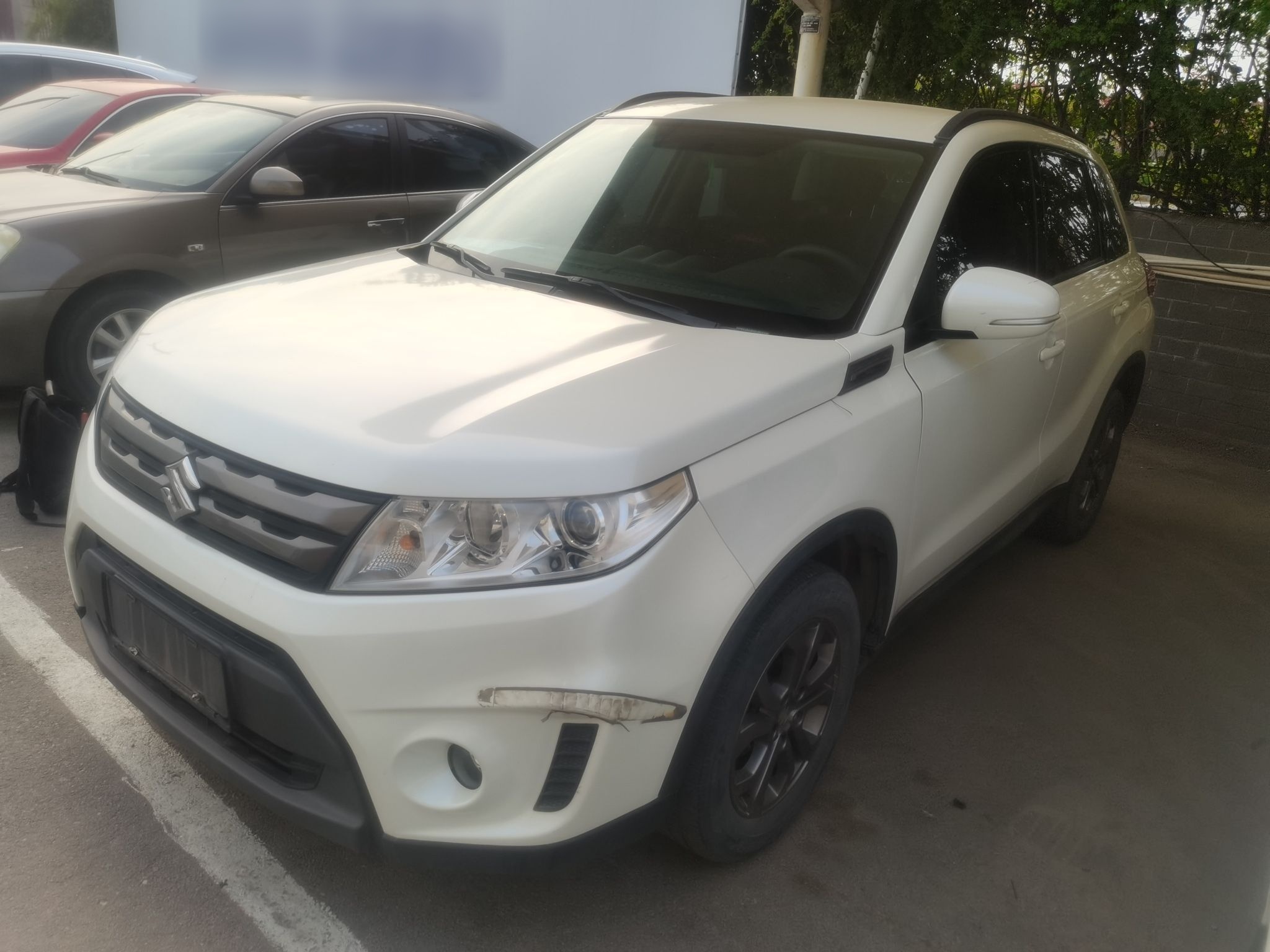 تحت مقدمة السيارة