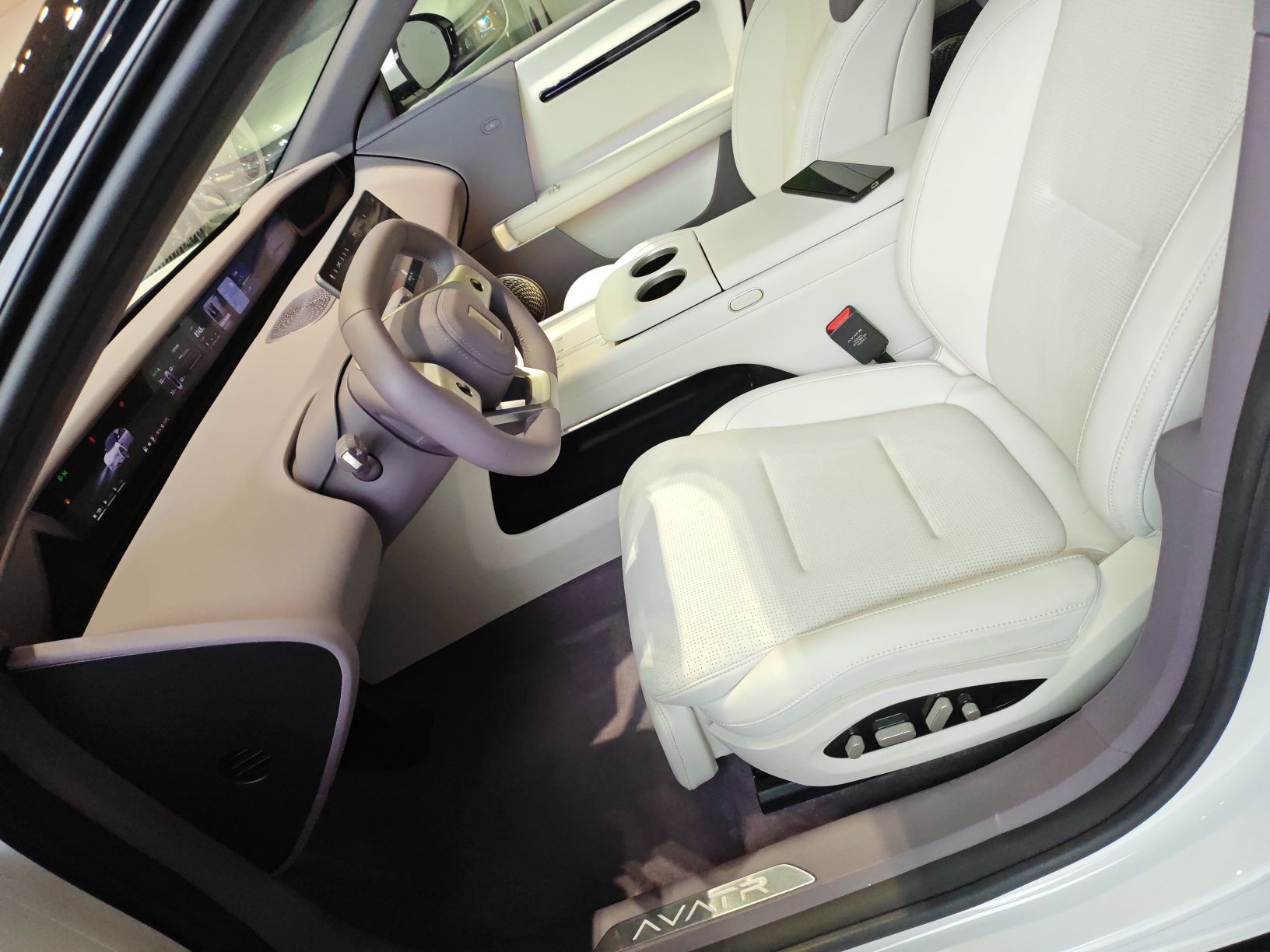 المقاعد الأمامية داخل السيارة