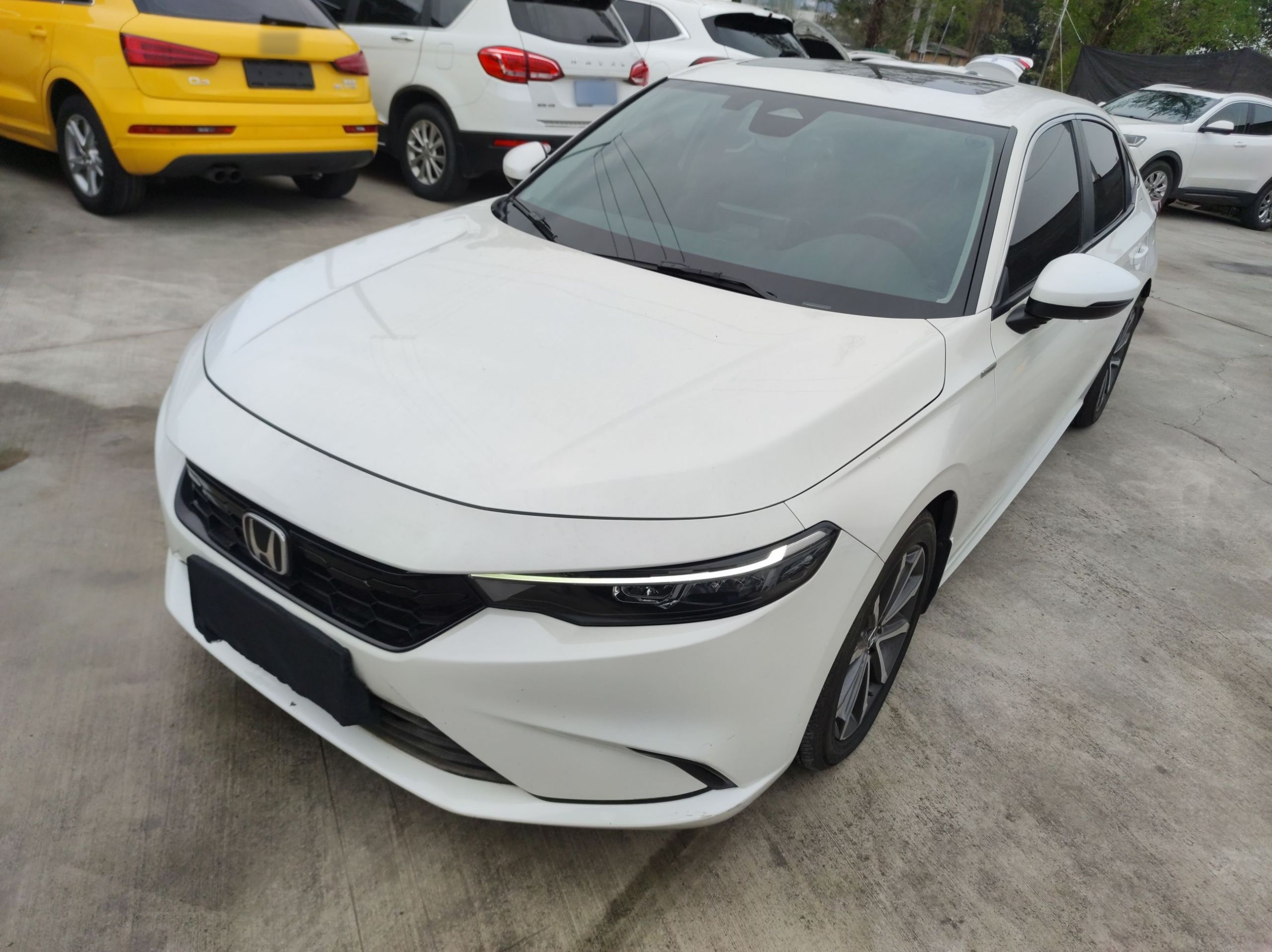 Под передней частью автомобиля