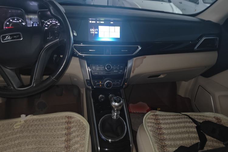 Used Zotye Domy X5 2017 Upgraded Model 1.5T Manual Luxury Version Center Console