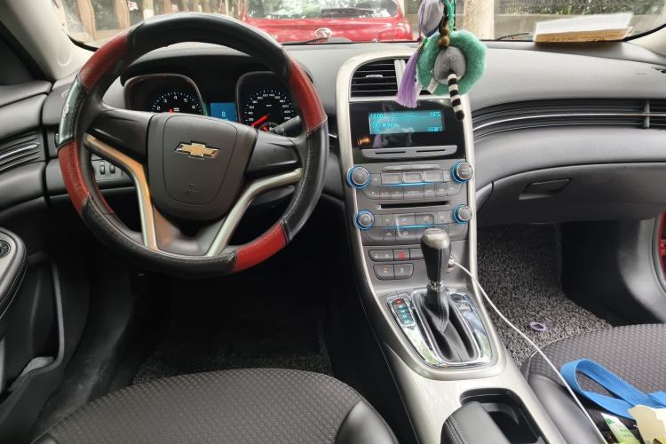 Used Chevrolet Malibu 2013 1.6T Automatic Comfort Edition Center Console