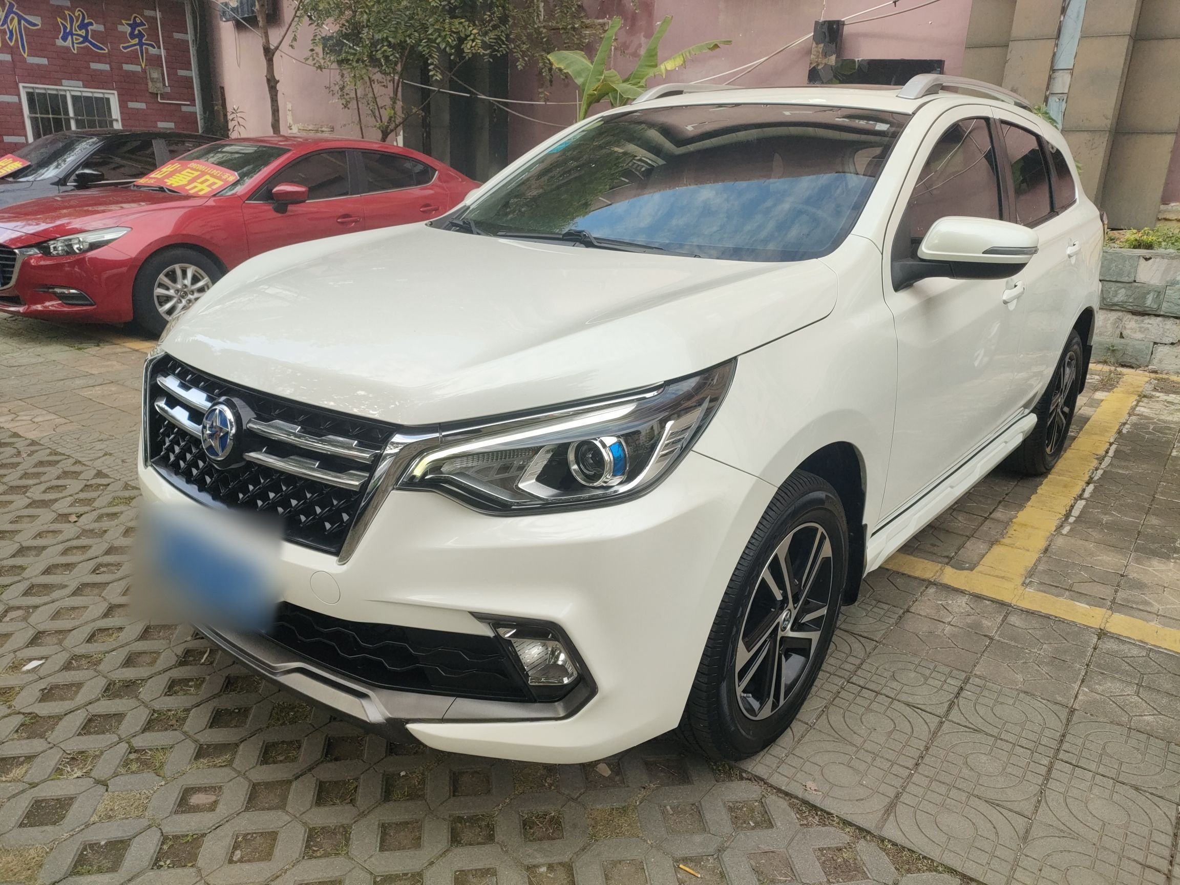 تحت مقدمة السيارة