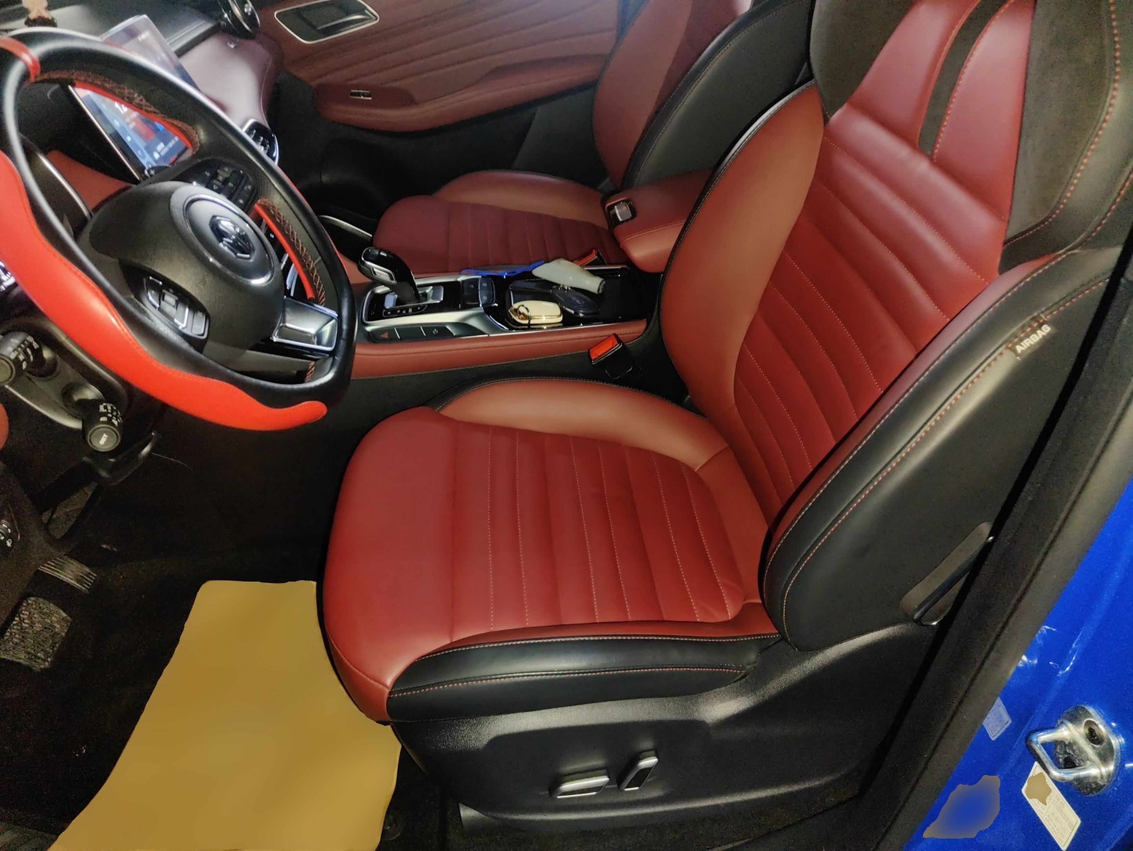 المقاعد الأمامية داخل السيارة