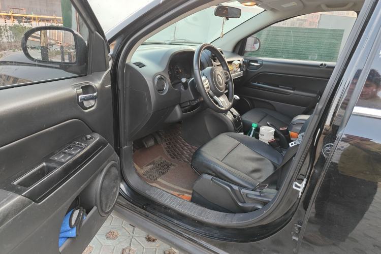 Used Jeep Compass 2013 2.0L two-wheel drive sport version
