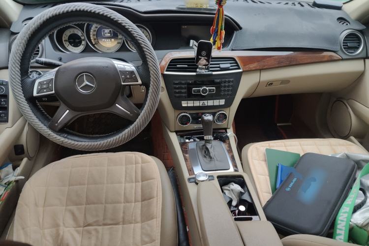 Used Mercedes-Benz C-Class 2011 C 200 CGI Elegant Model Center Console