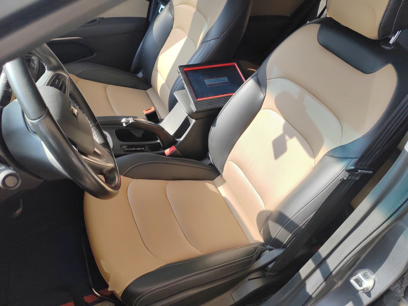 المقاعد الأمامية داخل السيارة