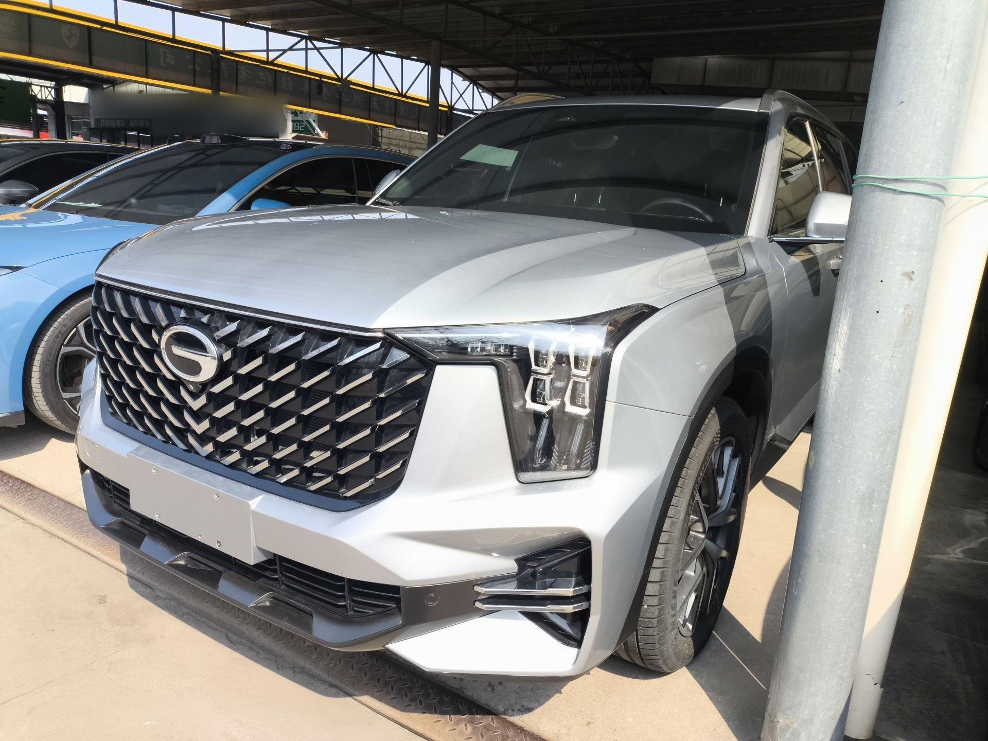 Под передней частью автомобиля